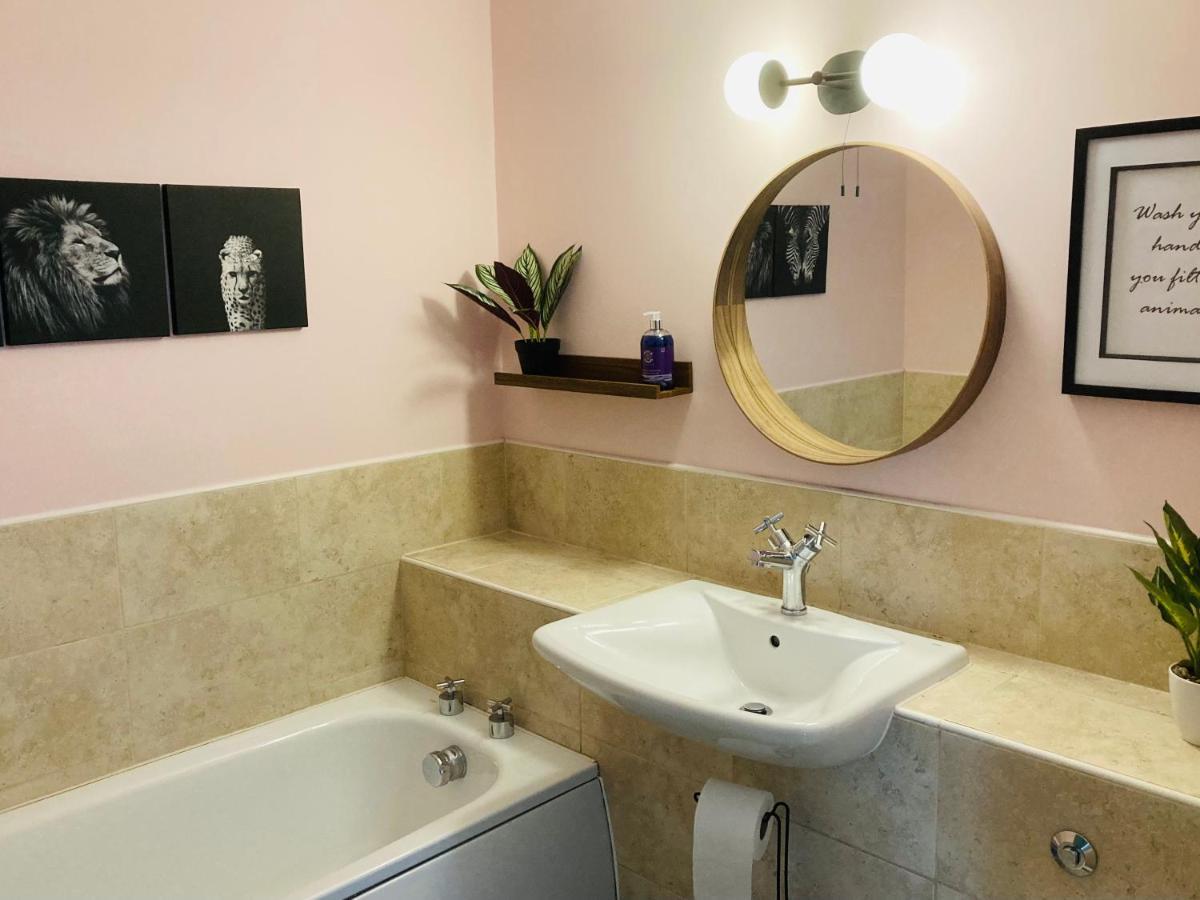 Jungle Escape, City Apartment With Parking & Terrace Chester Eksteriør bilde