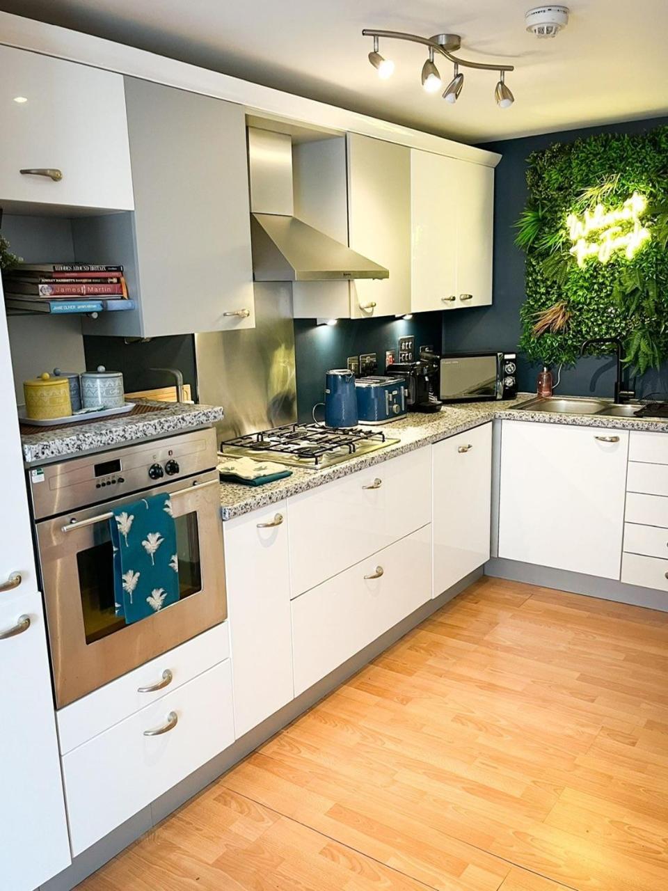 Jungle Escape, City Apartment With Parking & Terrace Chester Eksteriør bilde
